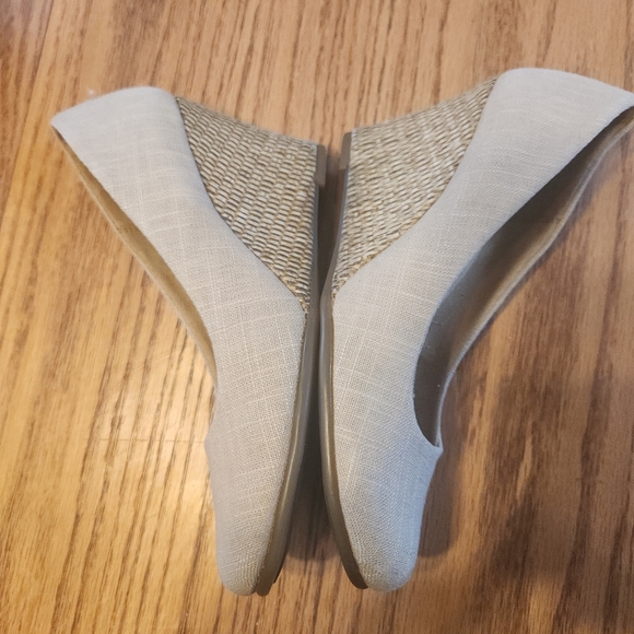 AEROSOLES Women's Cream Heels - Picture 6 of 10